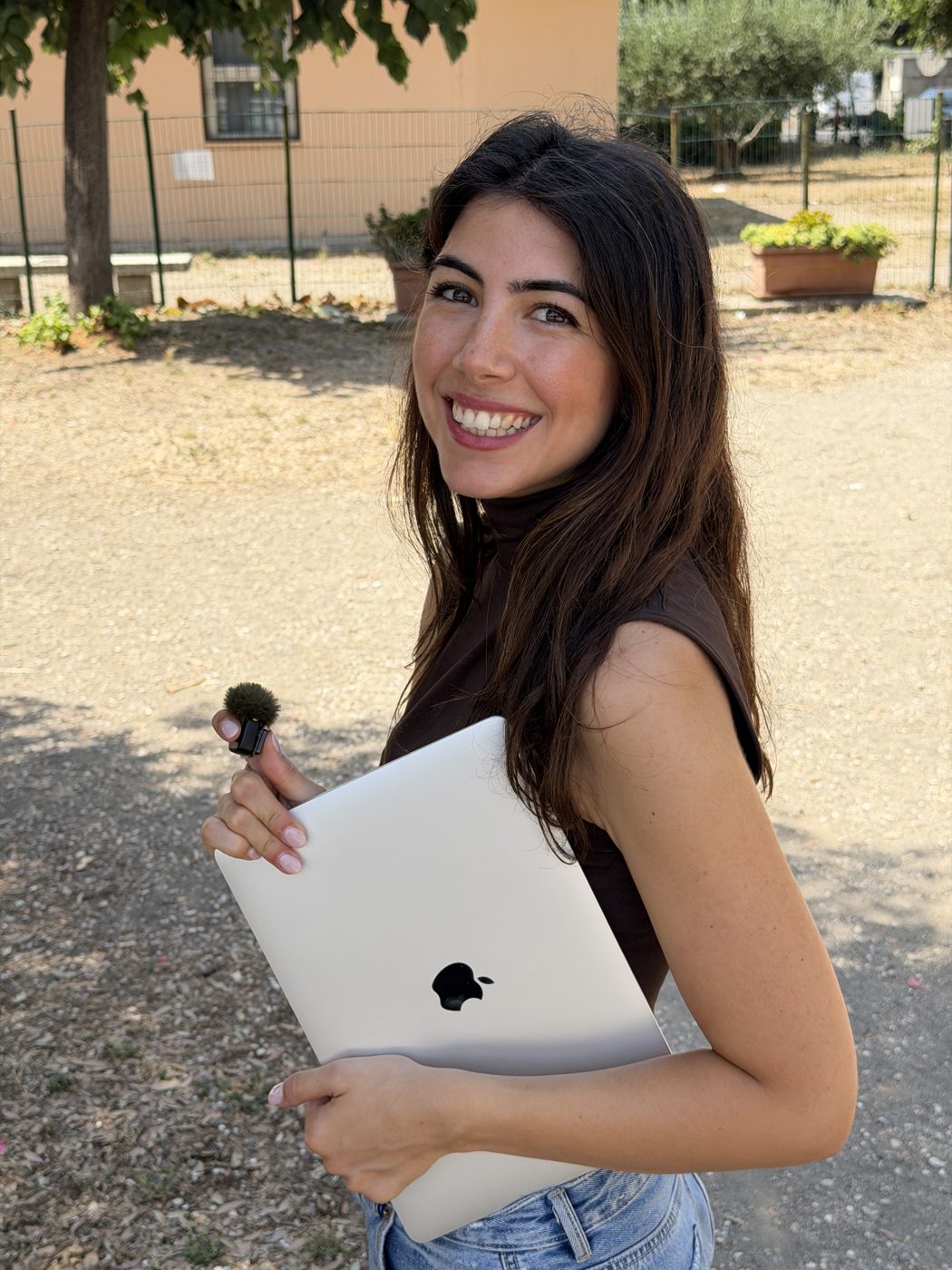 Noemi Colaianni sorride con il laptop in mano