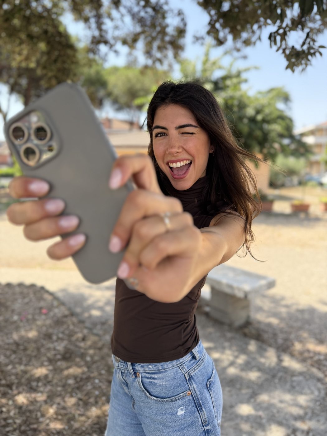 Noemi Colaianni sorride e mostra il telefono